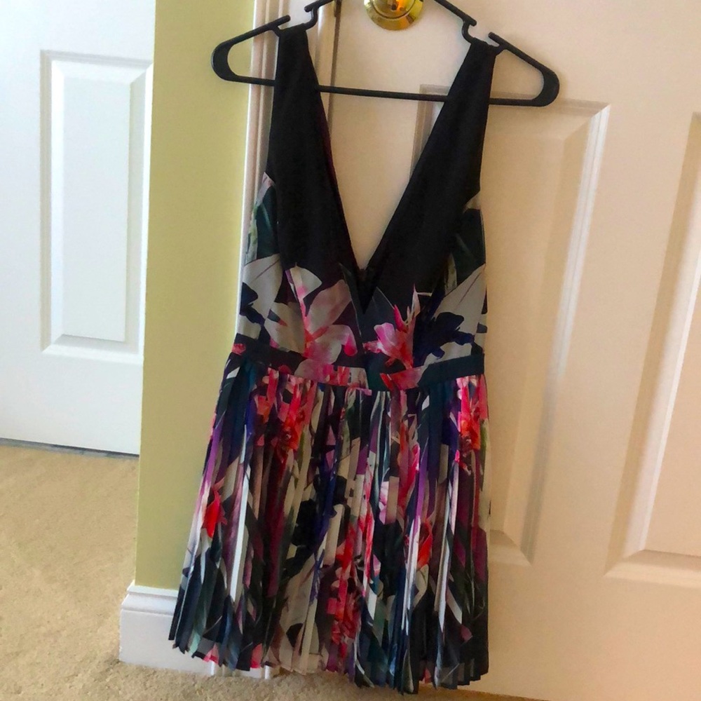 bebe Size 6 floral plunge